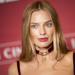 Kao da je došetala iz bajke: Plišana balska haljina i "goli dijamanti" Margo Robi o kakvima maštaju princeze