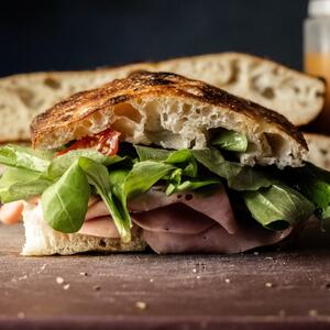 Viralni sendvič od 3 sastojka zaludeo je ceo svet: Kad ne znate šta ćete za doručak ili večeru, isprobajte ovaj recept