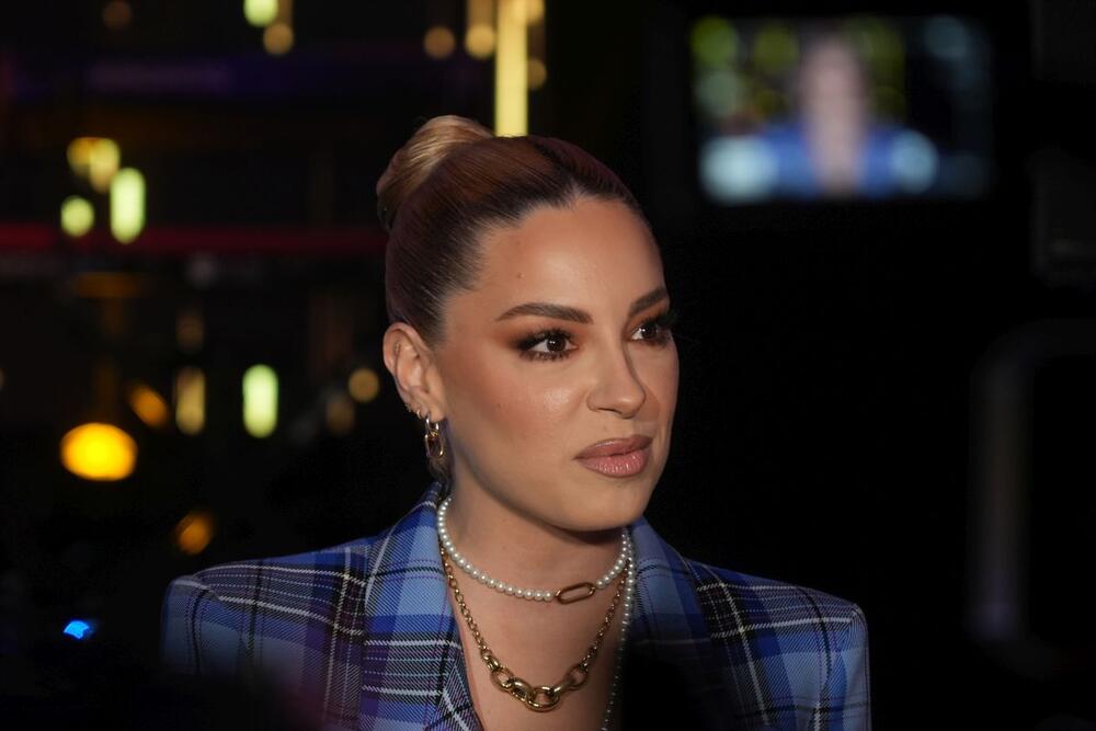 Sara Jo u svetloplavom kariranom sakou