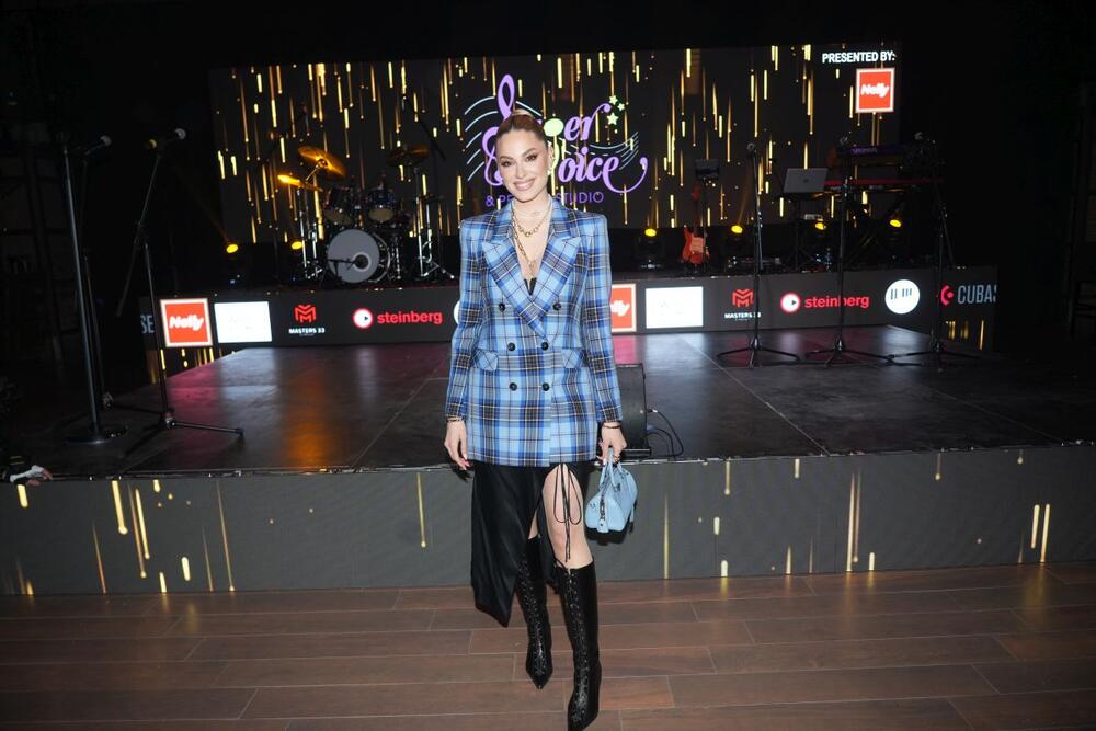 Sara Jo u svetloplavom kariranom sakou