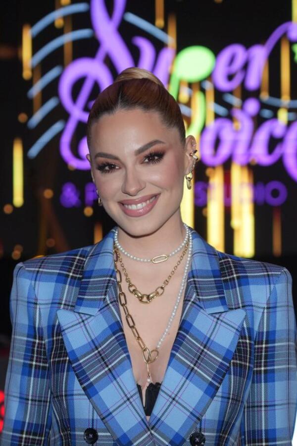 Stvara iluziju figure peščanog sata & ultratrendi je: Sara Jo je pronašla čaroban komad koji obožava i španska kraljica