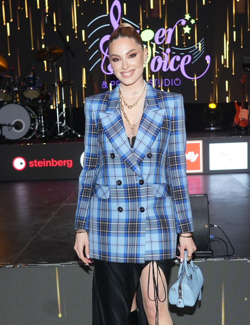 Sara Jo u svetloplavom kariranom sakou