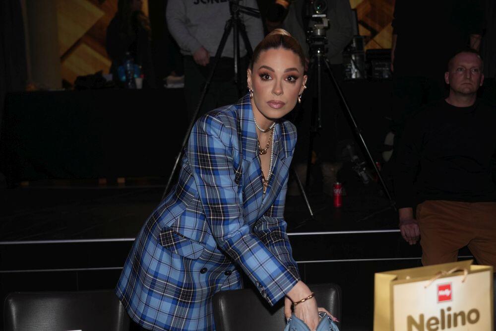 Sara Jo u svetloplavom kariranom sakou