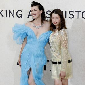 Gde nestade ona stidljiva devojčica od pre nekoliko godina? Mila Jovović izašla na crveni tepih s ćerkom (18) i opčinila