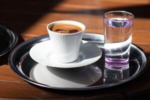 Nikad ne biste pogodili čemu je bila namenjena: Kako je nastala praksa da se uz kafu služi čaša vode?