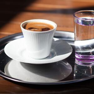 Nikad ne biste pogodili čemu je bila namenjena: Kako je nastala praksa da se uz kafu služi čaša vode?