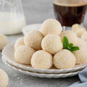 Najkremastije domaće RAFAELO KUGLICE: Izdašan i jeftin kolač koji odmah treba da napravite po duploj meri