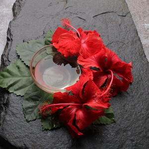 "Botoks biljka" deluje kao prirodni fejslifting: Po 3-4 kapi njenog ulja tera bore, briše fleke, hidrira i čisti akne