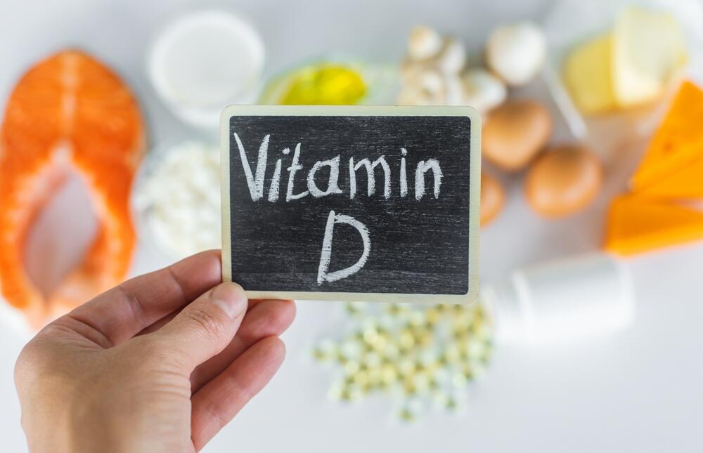 Vitamin D se primarno dobija izlaganjem suncu, ali se u hrani nalazi u masnim ribama (losos, sardine, tuna, skuša), ribljem ulju, žumancima, goveđoj džigerici i pečurkama