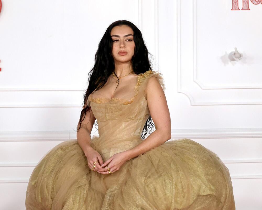 Čarli XCX na premijeri filma 'Orkanski visovi' u Los Anđelesu