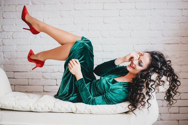 Kako oprati nežne, somotske haljine, bluze, suknje kod kuće? Efikasni saveti, korak po korak (čak iako ste ih uflekali)