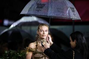 Najlepša gola haljina do sad & narukvica Šarlote Bronte: Margo Robi očarala London obučena kao vintidž vila