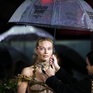 Najlepša gola haljina do sad & narukvica Šarlote Bronte: Margo Robi očarala London obučena kao vintidž vila