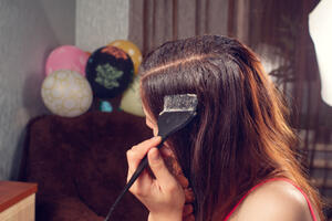 Kako napraviti preliv za kosu kod kuće? Protiv žutila na plavoj boji, za lepšu nijansu, duže trajanje, bolji izgled...