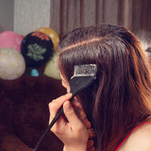 Kako napraviti preliv za kosu kod kuće? Protiv žutila na plavoj boji, za lepšu nijansu, duže trajanje, bolji izgled...