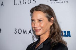 Ove 4 stvari radi svaki dan i izgleda mladoliko u 58. godini: Jedna od najlepših žena 90-ih otkrila tajne svoje lepote