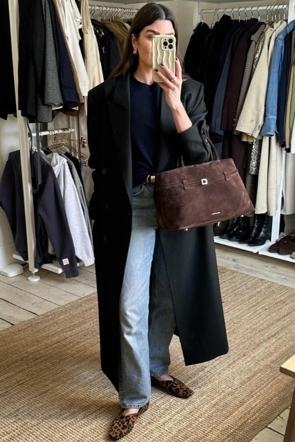 Obuća s V-izrezom bi mogla da bude među glavnim trendovima 2026. godine kada je reč o ženskoj modi.