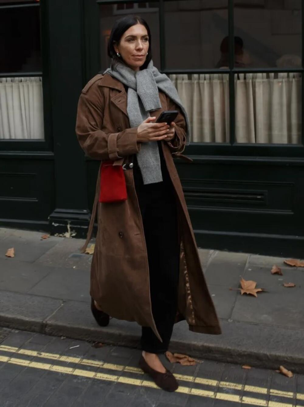 Obuća s V-izrezom bi mogla da bude među glavnim trendovima 2026. godine kada je reč o ženskoj modi.