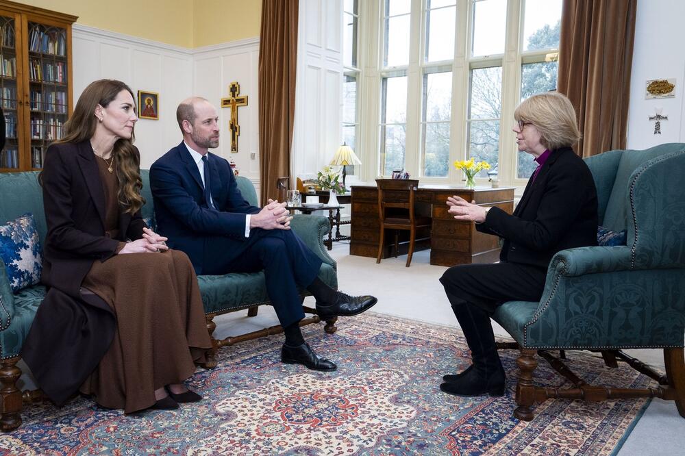 Kejt Midlon u braon modnom izdanju od glave do pete