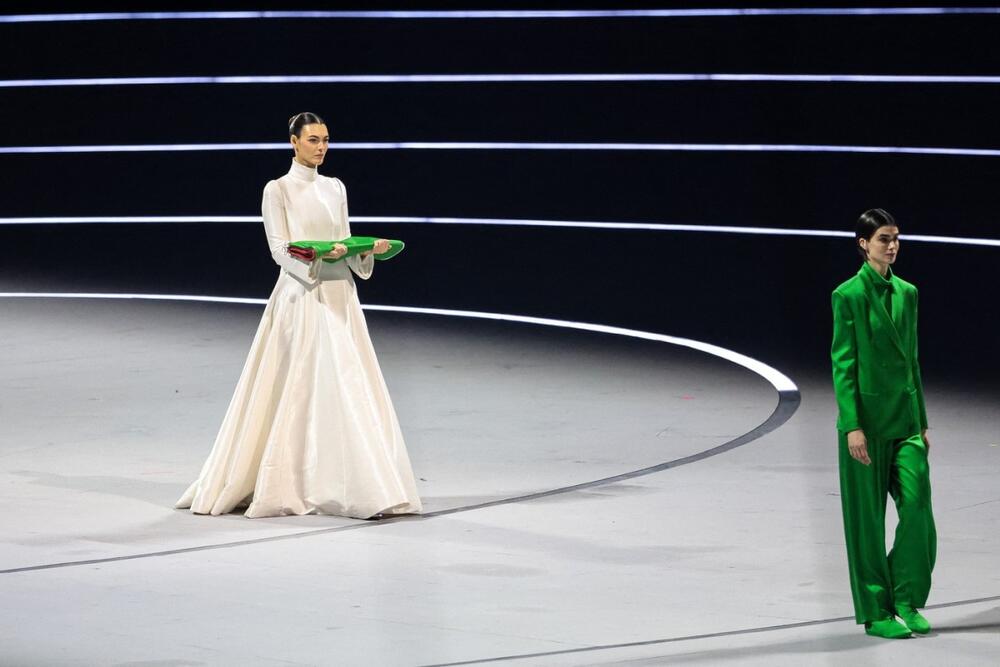 Vitorija Čereti u beloj Armani haljini nosi italijansku zastavu na otvaranju ZOI