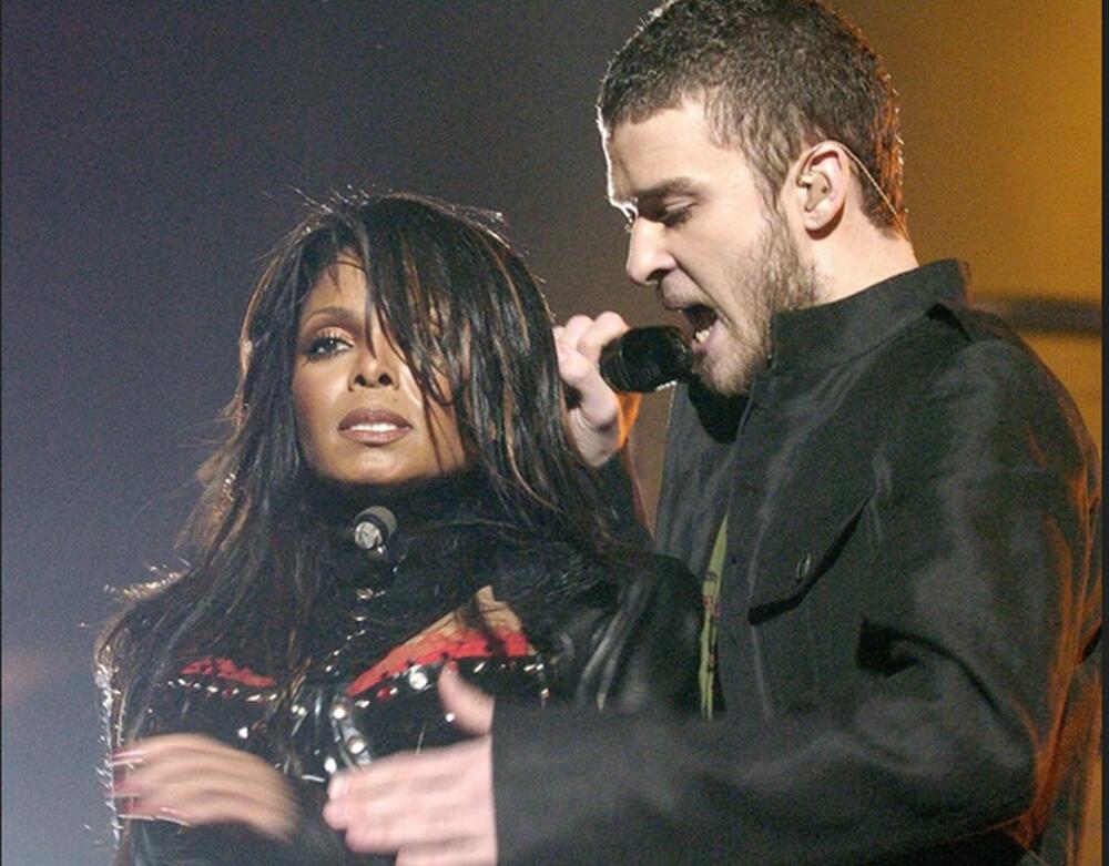 DŽENET DŽEKSON POKAZALA GRUDI NA SUPRBOLU