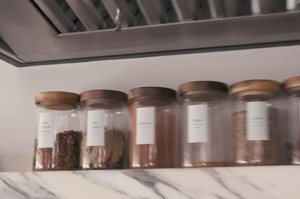 Staklene tegle u kuhinji Hejli Biber