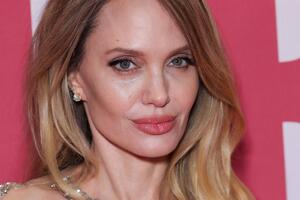 Anđelina Džoli u najlepšoj svetlucavoj goloj haljini koju smo videli: Stajling glumice u Parizu je vrhunac elegancije