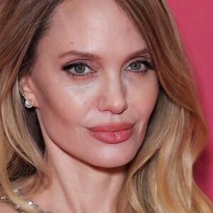 Anđelina Džoli u najlepšoj svetlucavoj goloj haljini koju smo videli: Stajling glumice u Parizu je vrhunac elegancije