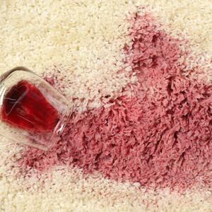 Kako ukloniti fleke od crvenog vina, kafe i čaja sa tepiha? 3 sastojka iz kuhinje učiniće da mrlje nestanu k'o od šale