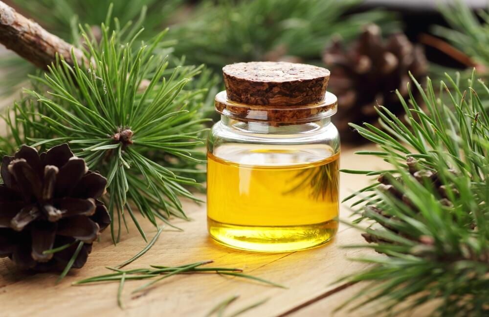 Ulje borovih iglica nikada ne treba nanositi nerazređeno na kožu jer može da izazove iritaciju i alergijske reakcije