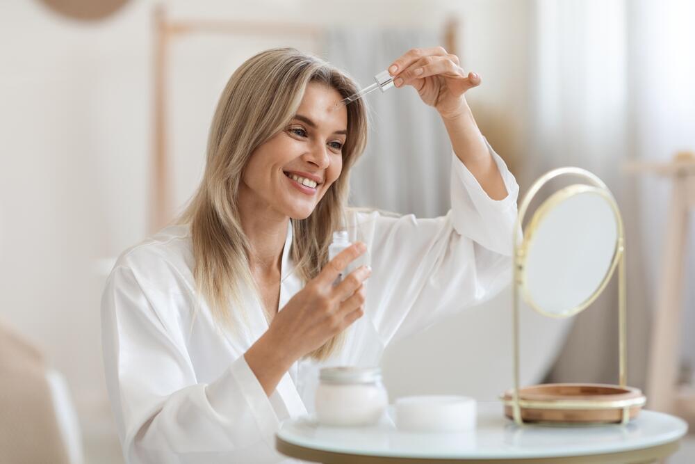 Hijaluronska kiselina je popularan sastojak u nezi kože lica zbog svoje sposobnosti da zadržava vlagu i poboljšava hidrataciju kože. Ona privlači vodu i pomaže koži da izgleda punije, glađe i sjajnije, smanjujući pojavu finih linija i bora.