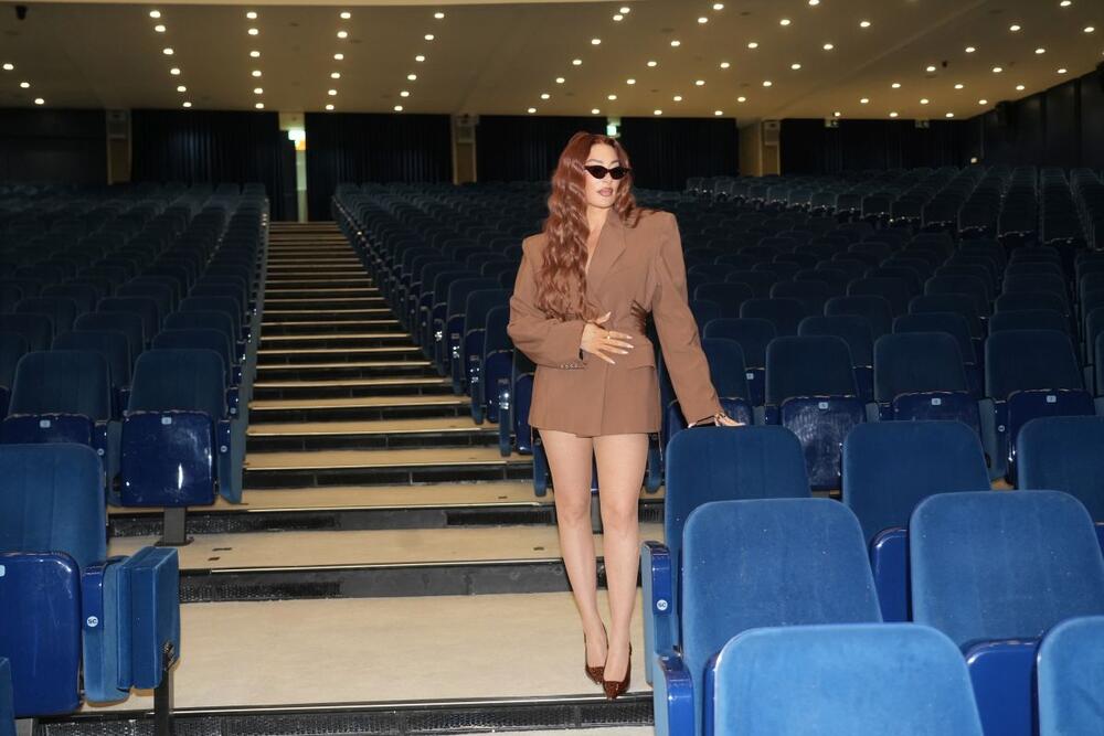 Slovenačka muzička senzacija Senidah najavila je danas dva koncerta u beogradskom "Centru Sava", 22. i 23. maja, a tim povodom je održala konferenciju za medije u čuvenoj Plavoj dvorani.