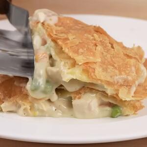 Preumorni ste da spremate večeru nakon napornog dana? Kremasta pita sa piletinom i povrćem je odlična opcija (RECEPT)