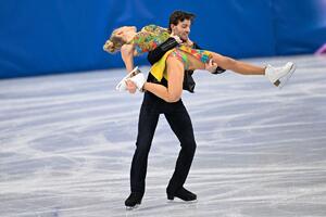 Klizačica napravila modni spektakl na ledu: Izašla sa suprugom pred publiku u kreaciji o kojoj bruji cela Italija