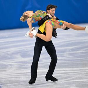 Klizačica napravila modni spektakl na ledu: Izašla sa suprugom pred publiku u kreaciji o kojoj bruji cela Italija