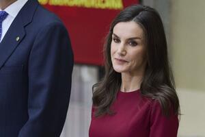 Kroj koji se nosio pre 20, a nosiće se i za 20 godina: Španska kraljica u bordo haljini očarala Madrid