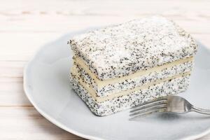 Beli kolač s makom gotov za tili čas: Izgleda elegantno, a ima sočnu koru i fil mekan poput svile