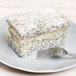 Beli kolač s makom gotov za tili čas: Izgleda elegantno, a ima sočnu koru i fil mekan poput svile