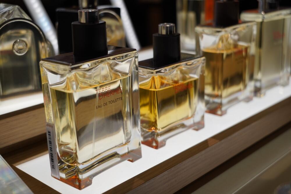 Bočice parfema u prodavnici