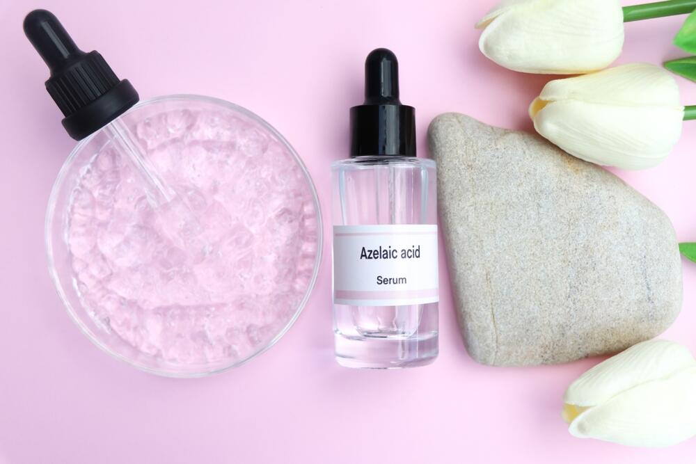 Azelaična kiselina istovremeno umiruje upale i uklanja mrtve ćelije pa je idealna za osetljivu, crvenu i kožu sklonu nepravilnostima.
