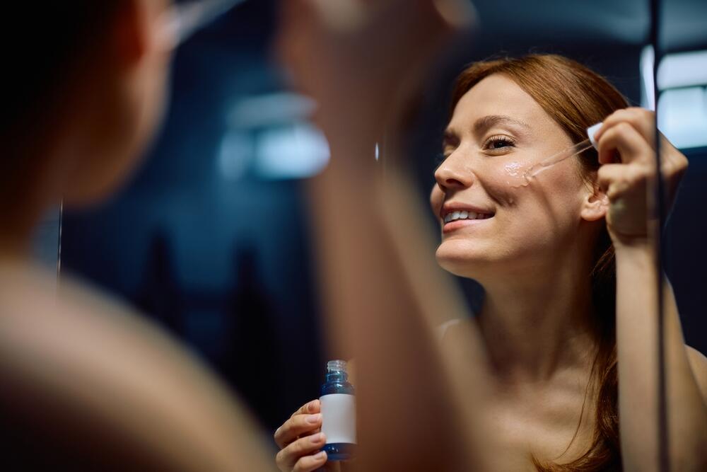 Retinol je oblik vitamina A, koji se koristi u kozmetičkim proizvodima i pomaže u održavanju mladolikog izgleda i smanjenju pora.