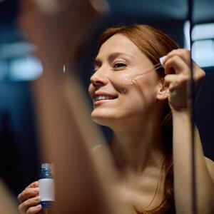 Protiv bora, akni, tamnih fleka, suvoće... 7 moćnih zamena za retinol uz koje će koža biti savršena