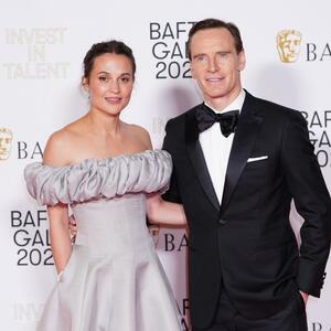 11 godina razlika za njih nije prepreka: Jedan od najtajanstvenijih parova u svetu poznatih očarao na crvenom tepihu