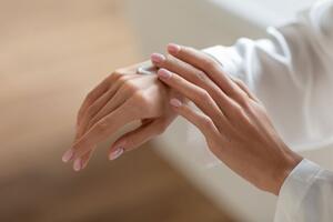 Imate problem sa suvom i ispucalom kožom? Evo kako sami da napravite masku za ruke koja će ih učiniti mekšim