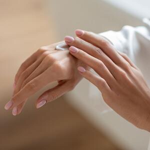 Imate problem sa suvom i ispucalom kožom? Evo kako sami da napravite masku za ruke koja će ih učiniti mekšim