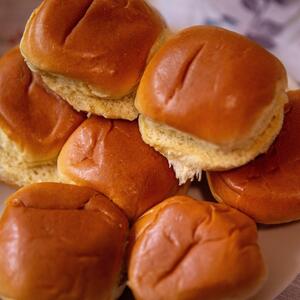 Ni jaje, ni ulje, ni mast, ni mleko... Ovaj sastojak uvek bacamo, a hleb, kiflice i pogačice čini mekšima od pamuka