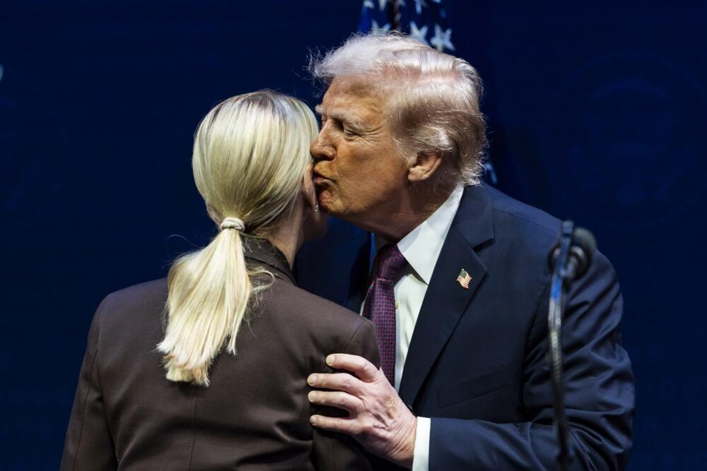 Pem Bondi, američka državna tužiteljka, i Donald Tramp, predsednik SAD