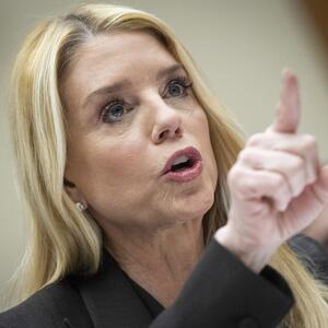 Ima 60 godina, brz jezik i Trampovo poverenje: Ko je Pem Bondi, čije je svedočenje o Epštajnu šokiralo Ameriku i svet?