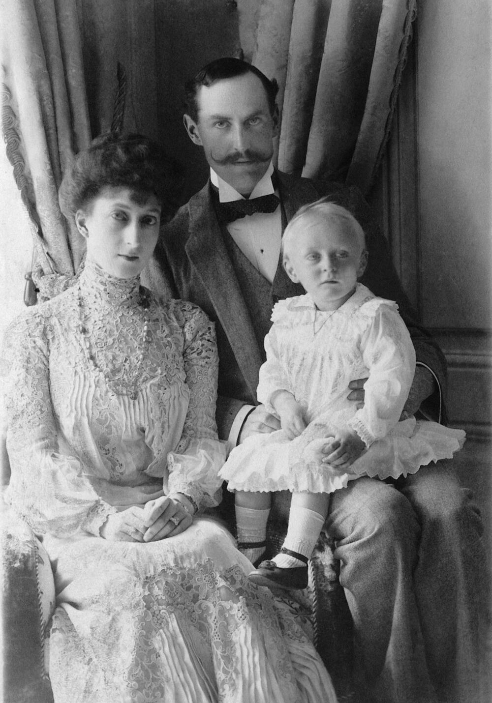 Kraljica Mod, kralj Hakon i njihov sin princ Ulav, kasnije kralj Ulav Norveški