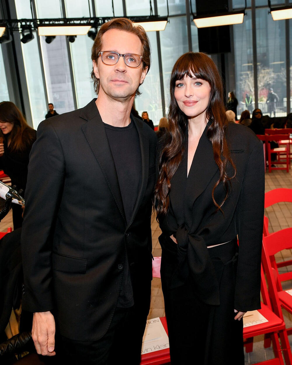 <p>Glumica Dakota Džonson pojavila se na reviji Kelvina Klajna u minimalističkoj kombinaciji.</p>